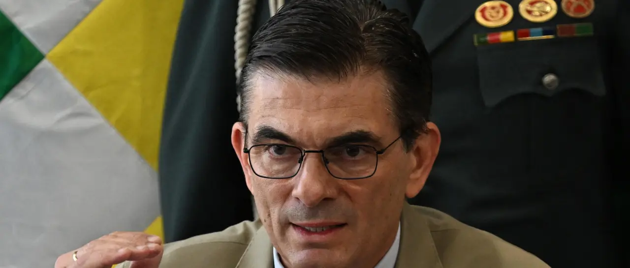 Fijan para este martes la audiencia por el decreto que permite a Paz gobernar desde el exterior, según abogado