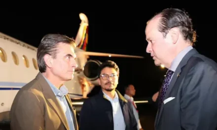 Rodrigo Paz llega a Panamá para participar en foro económico de la CAF