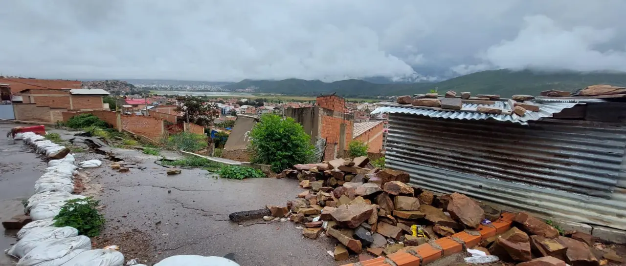 Al menos 80 familias deben abandonar sus casas tras deslizamientos; se declaró desastre en la zona sur de Cochabamba