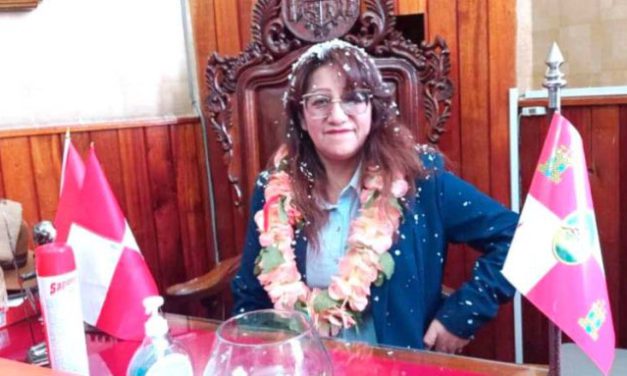Josefina Cruz es alcaldesa tras la renuncia de Jhonny Llally