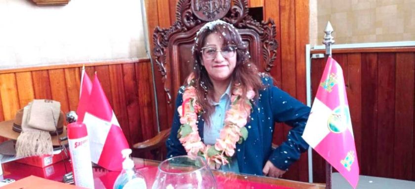 Josefina Cruz es alcaldesa tras la renuncia de Jhonny Llally