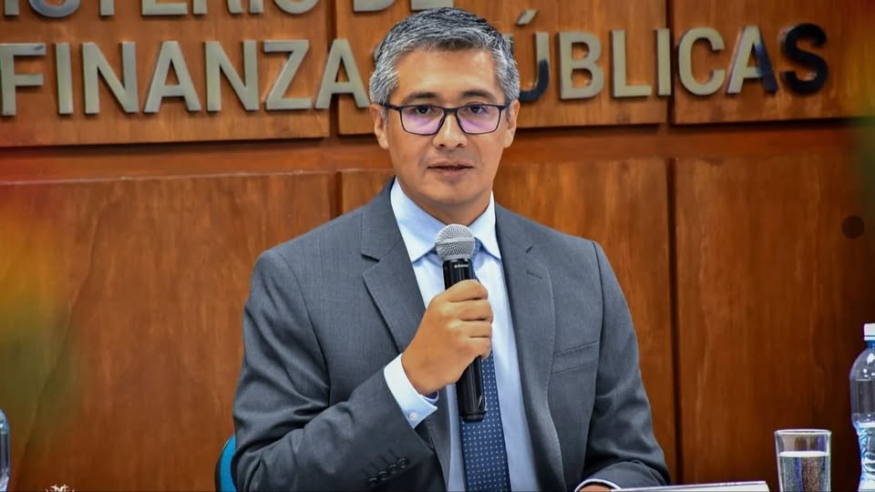 Ministro señala que aún hay una deuda de $us 950 millones por combustibles del gobierno de Arce