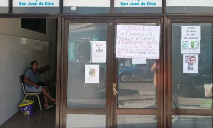 Santa Cruz: Trabajadores de salud acatan paro de 24 horas para exigir el pago de sueldos