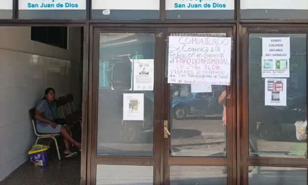 Santa Cruz: Trabajadores de salud acatan paro de 24 horas para exigir el pago de sueldos