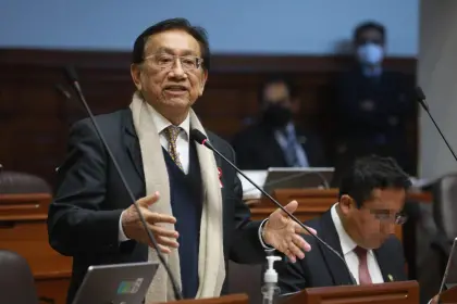 En segunda vuelta, el pleno del Congreso elige a José María Balcázar como nuevo presidente de Perú 