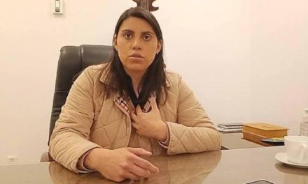 Cívicos cruceños declaran persona no grata a la viceministra de Autonomías y piden su destitución 