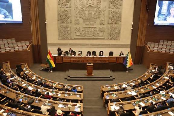 Lara suspende sesión en la ALP tras choque por intento de censura a Medinaceli