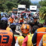 Mototaxistas mantienen bloqueos en provincias cruceñas y anuncian toma de la refinería