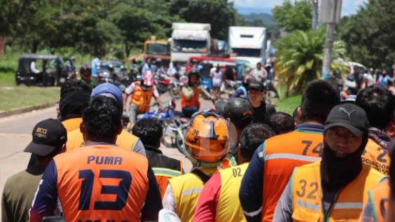 Mototaxistas mantienen bloqueos en provincias cruceñas y anuncian toma de la refinería