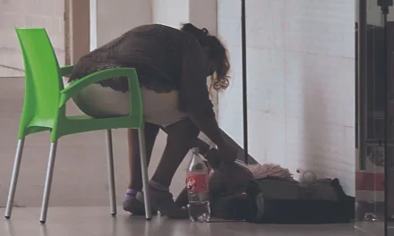 Colapso en el hospital de Niños: pacientes reciben suero hasta en el piso