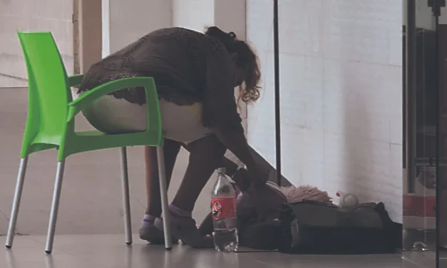 Colapso en el hospital de Niños: pacientes reciben suero hasta en el piso