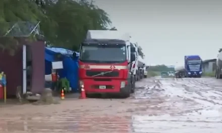 En el inicio de semana persisten largas filas de cisternas en la refinería de Palmasola a la espera de descargar combustible