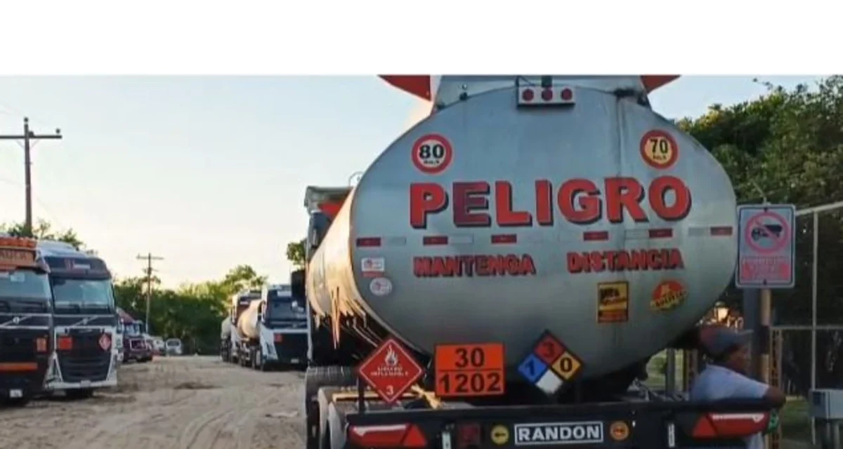 Filas de hasta 700 cisternas frenan la descarga de gasolina y agravan la logística de abastecimiento