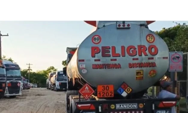 Filas de hasta 700 cisternas frenan la descarga de gasolina y agravan la logística de abastecimiento