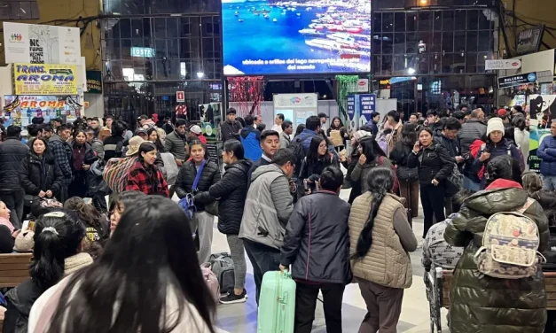 Terminales de buses de La Paz y Cochabamba suspenden atención este ‘Martes de Ch’alla’