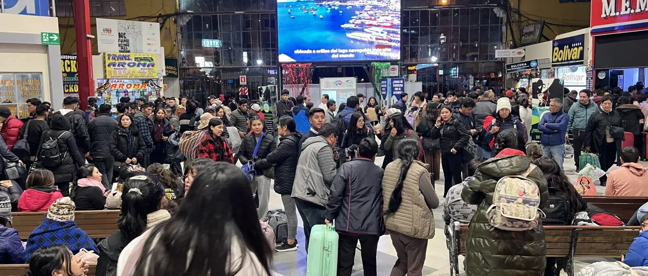 Terminales de buses de La Paz y Cochabamba suspenden atención este ‘Martes de Ch’alla’