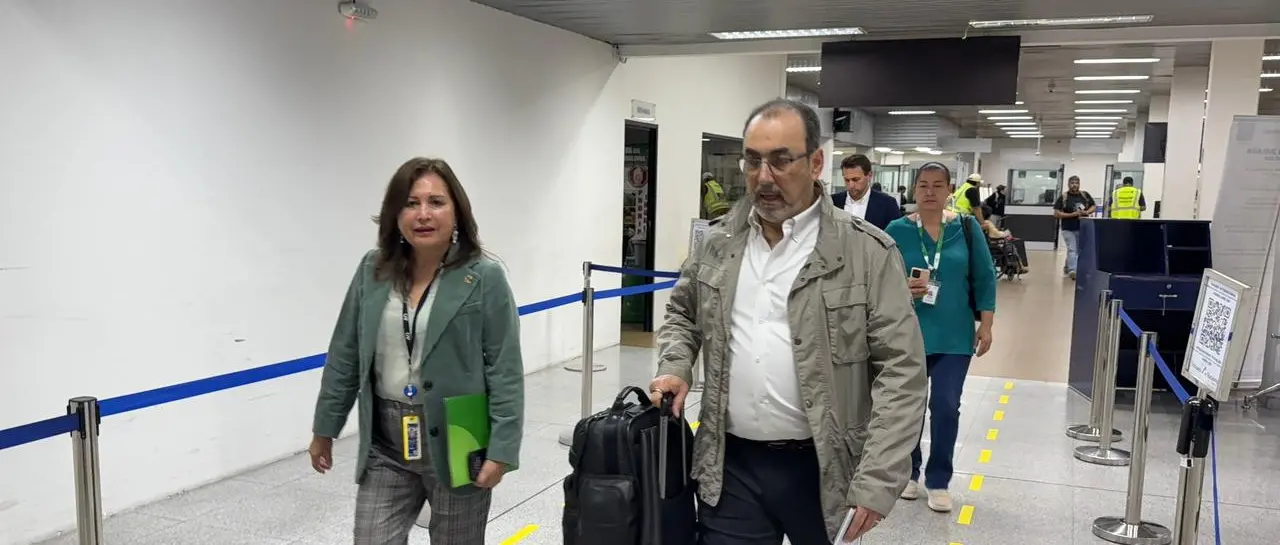 Presidente de la CAF llega a Bolivia y dice que hará anuncios de proyectos junto con Rodrigo Paz