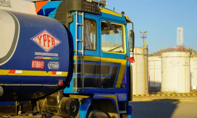 Gobierno autoriza a YPFB y las refinerías importar petróleo