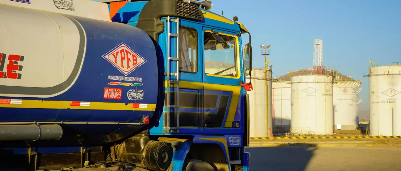 Para garantizar el suministro de combustibles, el Gobierno autoriza a YPFB y las refinerías importar petróleo