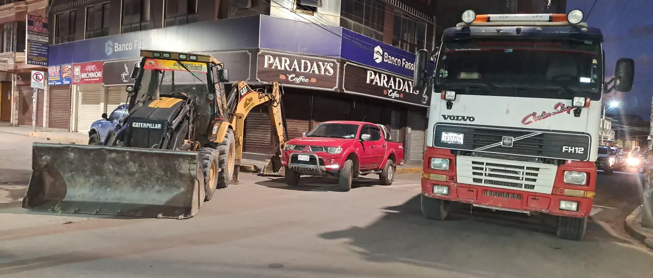 Bloqueo en Sacaba: Empresas constructoras exigen el pago de contratos adeudados desde el 2023