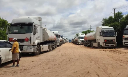 Conductores denuncian que suman 24 días que más de 700 cisternas están varadas en puertas de YPFB para descargar