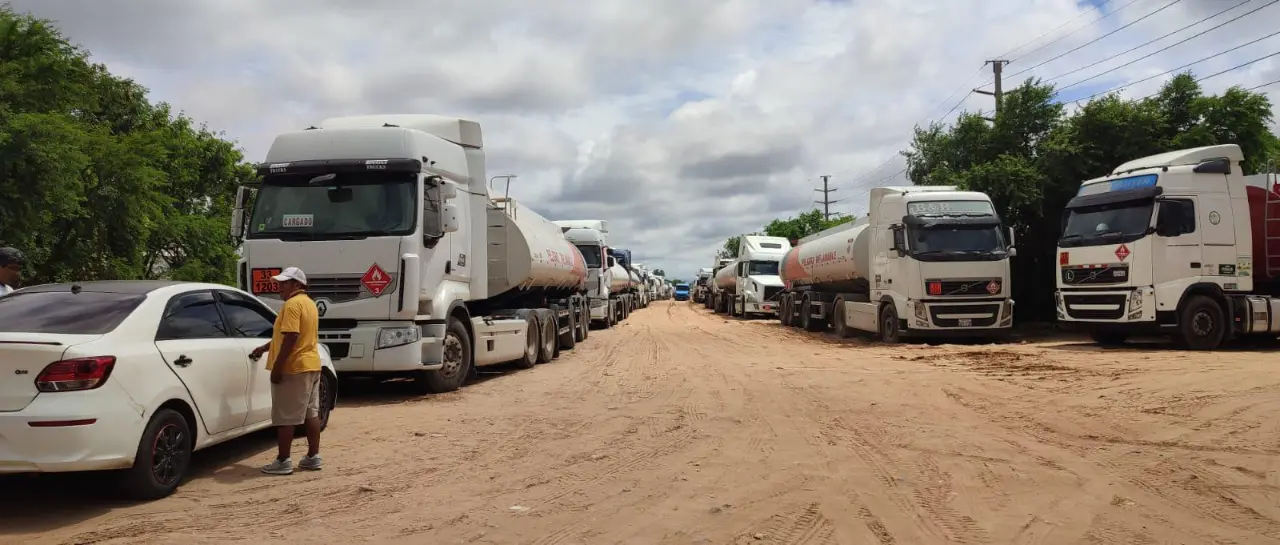 Conductores denuncian que suman 24 días que más de 700 cisternas están varadas en puertas de YPFB para descargar