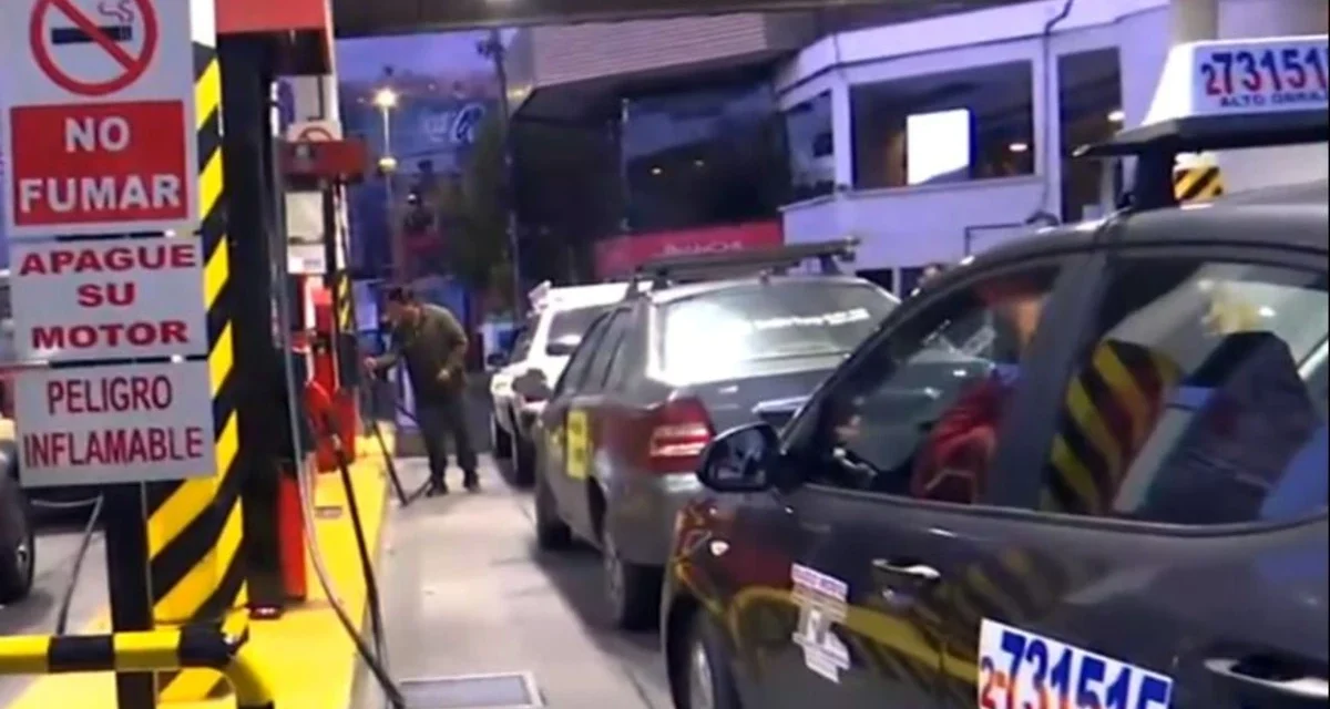 Filas más largas en algunos surtidores de La Paz y Santa Cruz; YPFB dice que es normal el abastecimiento