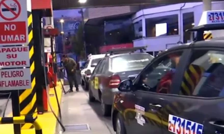 Filas más largas en algunos surtidores de La Paz y Santa Cruz; YPFB dice que es normal el abastecimiento