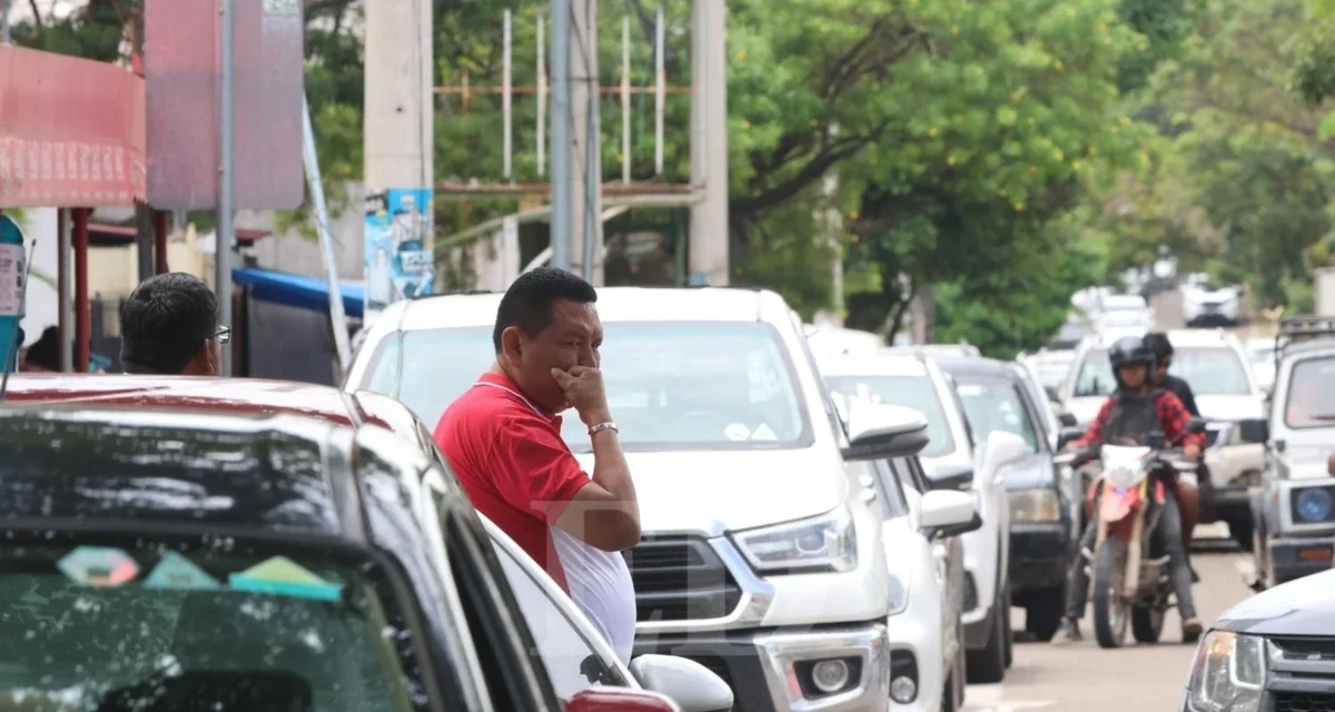 Esperas de hasta 24 horas por gasolina: Continúan las filas en surtidores cruceños