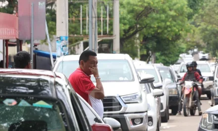 Esperas de hasta 24 horas por gasolina: Continúan las filas en surtidores cruceños