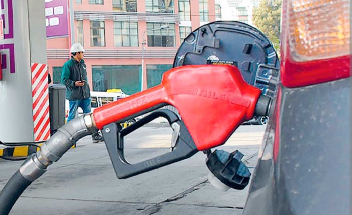 Incrementa el despacho de combustibles en la refinería de Palmasola, pero persisten largas filas en surtidores