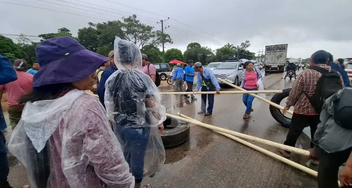 Continúa el bloqueo en Yapacaní: Productores de arroz y soya exigen soluciones al Gobierno