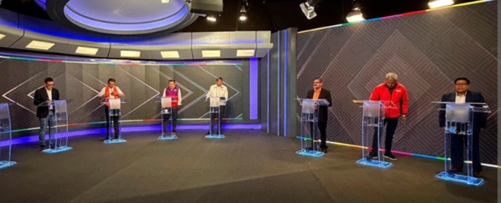 17 candidatos a la Alcaldía de La Paz presentan sus propuestas en el debate electoral