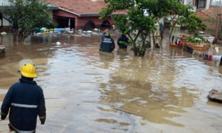Intensas lluvias inundan Cochabamba y colapsan alcantarillas en varias zonas