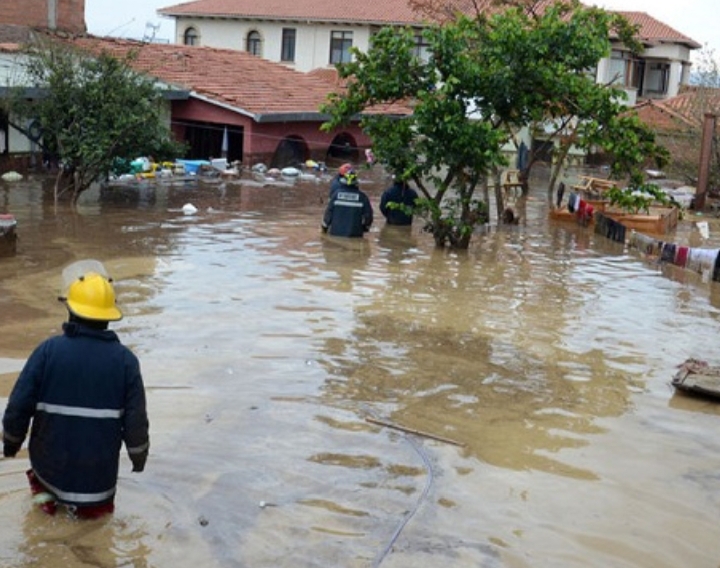 Intensas lluvias inundan Cochabamba y colapsan alcantarillas en varias zonas