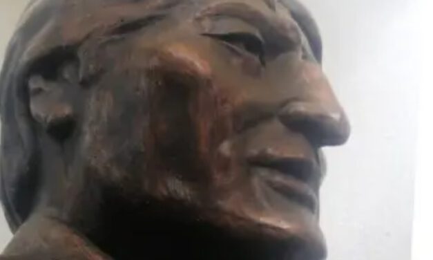 Retiran el busto de Evo Morales del antiguo Legislativo tras 15 años