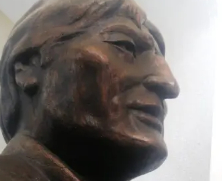 Retiran el busto de Evo Morales del antiguo Legislativo tras 15 años