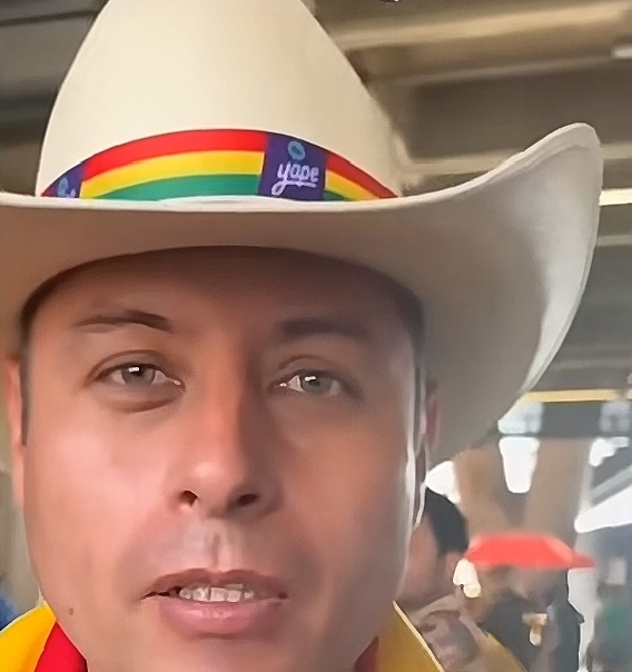 Hincha increpa al vicepresidente Edmand Lara en México por su presencia en el repechaje