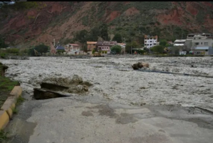 Lluvias dejan cerca de 1.500 familias afectadas en Bolivia bajo alerta roja