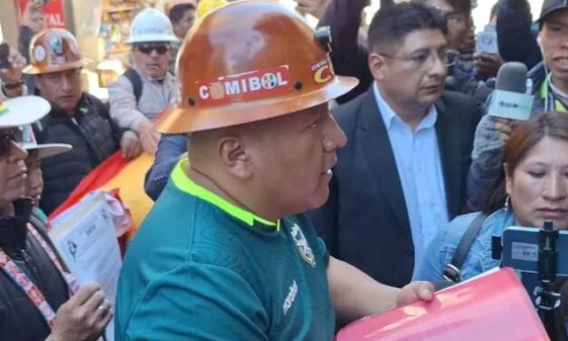 COB exige alza salarial del 20% y presiona al Gobierno tras multitudinaria marcha en La Paz