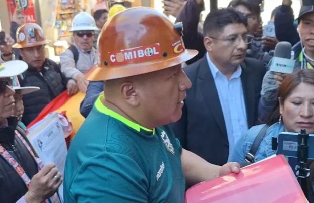 COB exige alza salarial del 20% y presiona al Gobierno tras multitudinaria marcha en La Paz