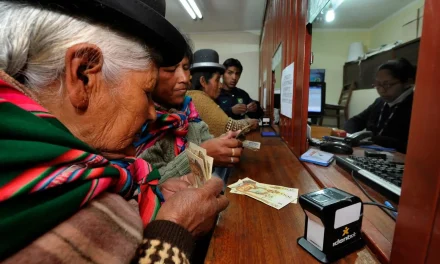 Rodrigo Paz decreta un aumento del 18,12% para los jubilados del Senasir