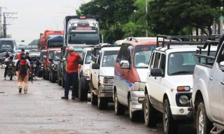 Santa Cruz demanda hasta 3 millones de litros de gasolina al día y YPFB despacha 2 millones en medio de filas en surtidores