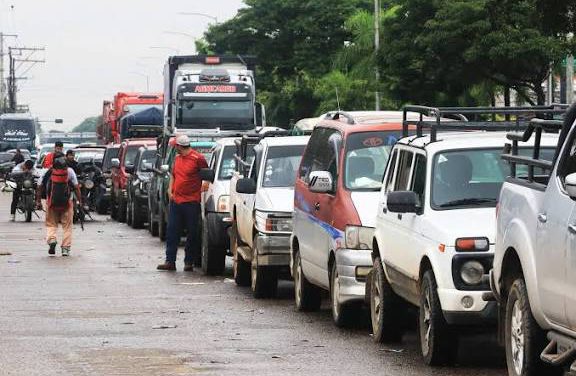 Santa Cruz demanda hasta 3 millones de litros de gasolina al día y YPFB despacha 2 millones en medio de filas en surtidores