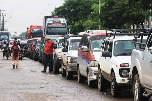 Santa Cruz demanda hasta 3 millones de litros de gasolina al día y YPFB despacha 2 millones en medio de filas en surtidores