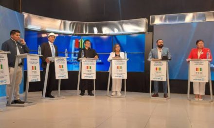 Candidatos a la Gobernación de Cochabamba se enfrentan por bloqueos y puente caído en el primer bloque