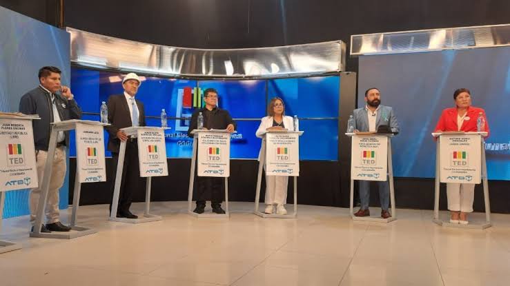 Candidatos a la Gobernación de Cochabamba se enfrentan por bloqueos y puente caído en el primer bloque