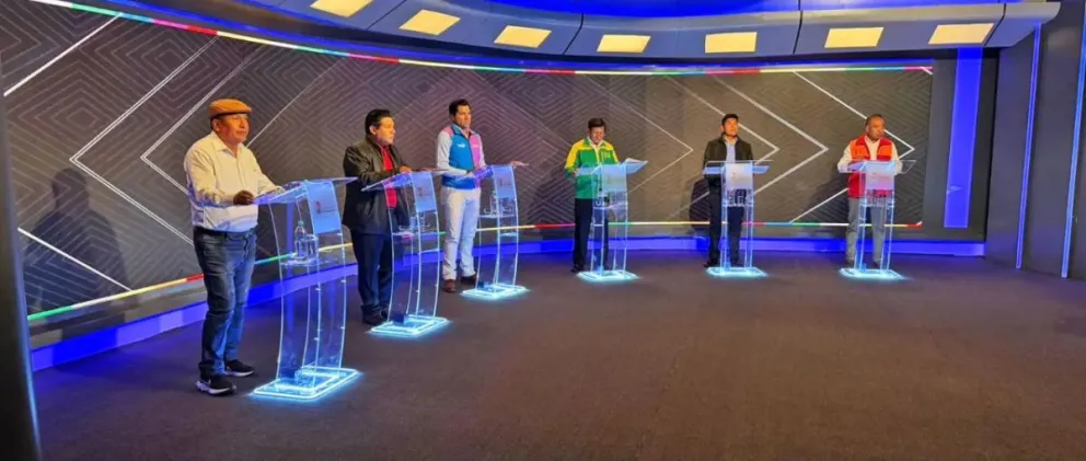 Salud y minería ilegal marcan el debate entre candidatos a la Gobernación de La Paz