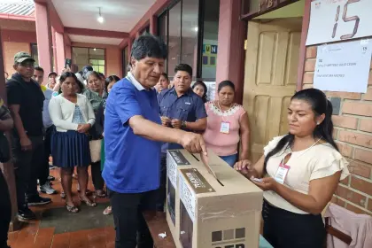 Evo Morales vota y afirma: “Elijan a sus candidatos, sean de izquierda o de derecha”