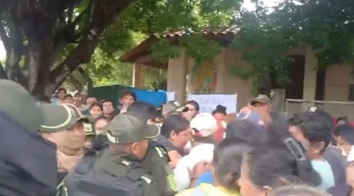 Denuncias por padrón inflado desatan toma de recinto electoral en Exaltación